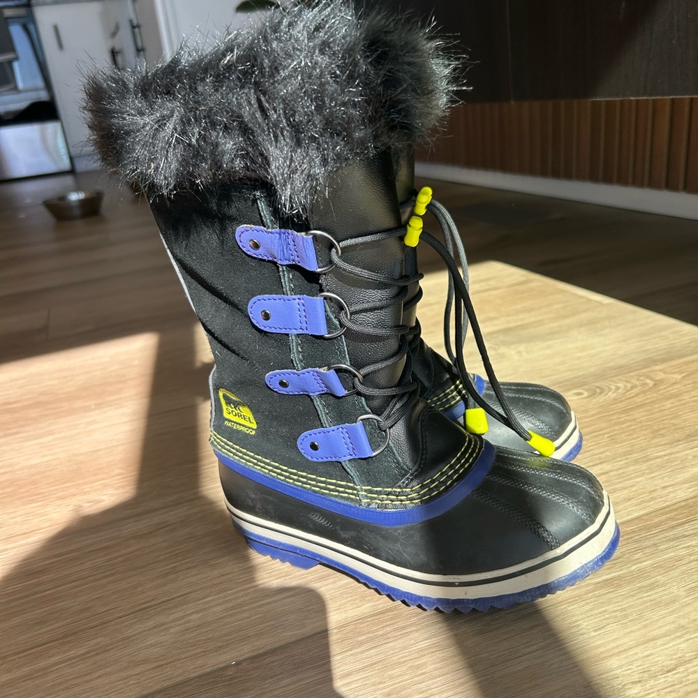 Sorel kids Joan of arctic waterproof snow boots- size 3. Perfect condition.